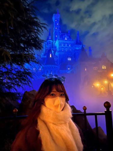 ① &nbsp; 【ディズニーランド】美女と野獣の「魔法のものがたり」待機列