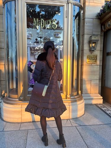 ④ &nbsp; 【ディズニーランド＆ディズニーシー】お店の窓の前