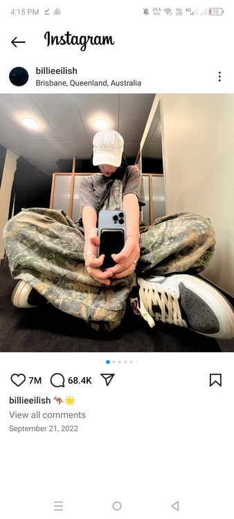 mirror selfie-billie eilish